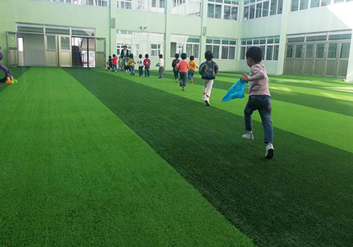 姜堰區興泰幼兒園室外人造草坪鋪設效果圖1