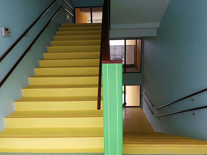 泰州市第一外國語學校附屬幼兒園樓梯踏步地板鋪設效果圖11